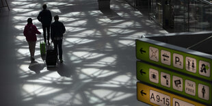 Menschen im TXL-Terminal, Hinweisschilder