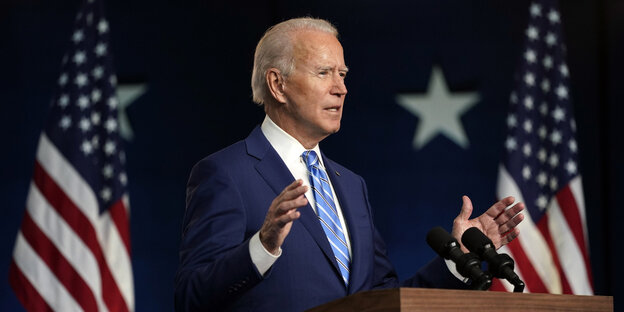 Joe Biden vor US-Fahnen Joe Biden vor US-Fahnen