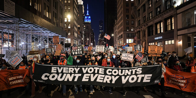 Menschen mit dem Slogan "Count every vote"