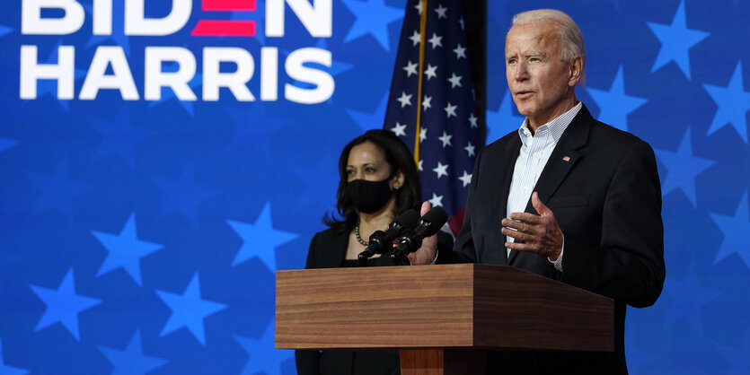 Joe Biden und Kalama Harris (im Hintergrund)