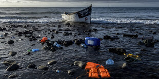 Ein Holzboot, mit dem Flüchtlinge aus Marokko über den Atlantischen Ozean gefahren sind, liegt an der Küste der Kanarischen Inseln.