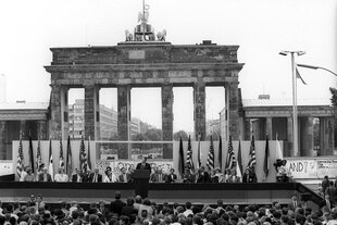 Das Brandenburger Tor, davor Ronald Reagan
