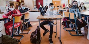 Schüler*innen mit Mundschutz in vollem Klassenraum