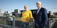 Eberhard Diepgen und Klaus Woweriet stehen auf der taz Terrasse