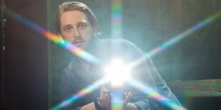 Daniel Lopatin alias Oneohtrix Point Never im gleissenden Licht