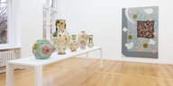 Diverse Vasen und ein Gemälde in einer Galerie-Ausstellung der Künstlerin Nadira Husain