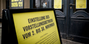 Gelbe Hinweisschilder mit der Aufschrift „Einstellung des Vorstellungsbetriebs vom 2. bis 30. November“ sind am Berliner Ensemble zu sehen