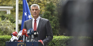 Präsident Hashim Thaçi steht vor Mikrofonen und Kameras