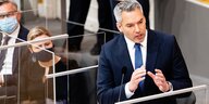 Österrreichs Innenminister Karl nehammer spricht im Parlament