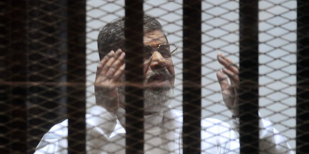 Mohammed Mursi hinter Gittern