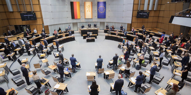 Das Foto zeigt die Berliner Abgeordneten im Plenarsaal beim Gedenken für die Anschlagopfer.