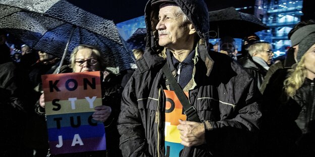 Menschen protestieren mir bunten Protestplakaten auf denen das Wort "Verfassung" in polnisch steht