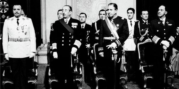 Diktatur von Augusto Pinochet und Mitglieder seiner Militärjunta auf einem alten Schwarz Weiß Foto