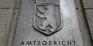 Ein Schild mit der Aufschrift "Amtsgericht Tiergarten"