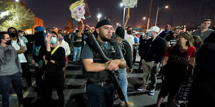 Demonstranten mit Waffe