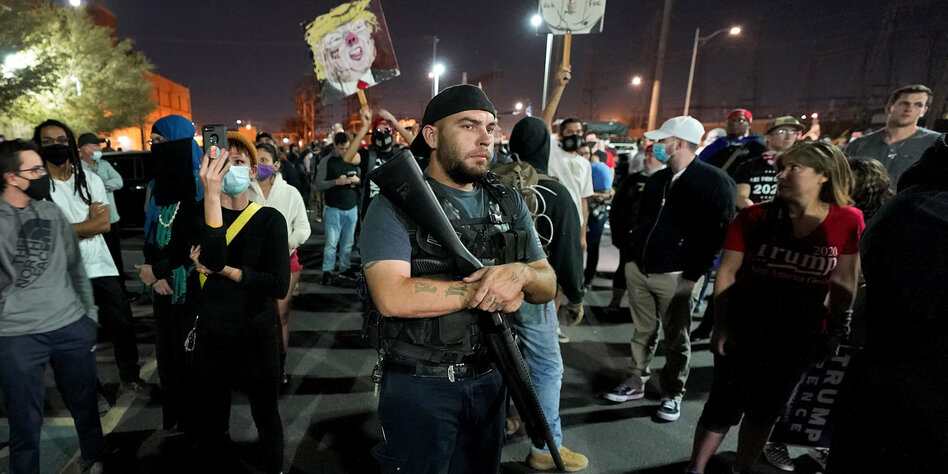 Demonstranten mit Waffe