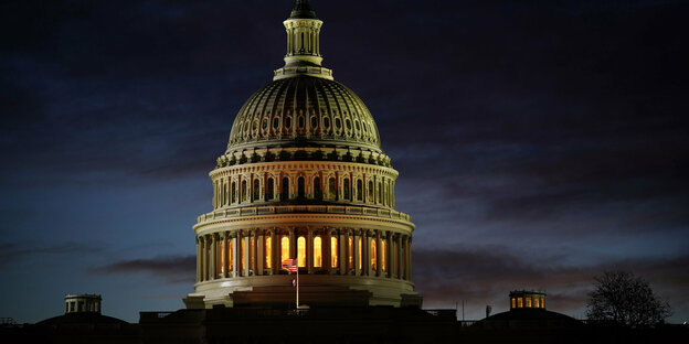Das Kongressgebäude im Abendlicht