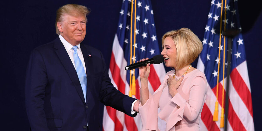 Trump und die Pastorint Paula White auf der Bühne