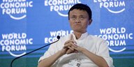 Jack Ma im Profil mit seiner Hand am Kinn