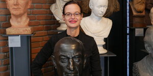 Anna Greve zwischen alaten Büsten im Focke-Museum