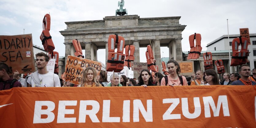 Menschen stehen vor dem Brandenburger Tor