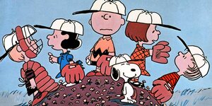 Snoopy und die Peanuts sitzen auf einem Hügel