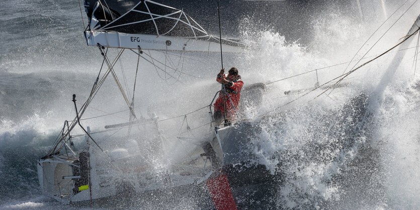 Boris Herrmann mit seiner Yacht in sehr stürmischer See