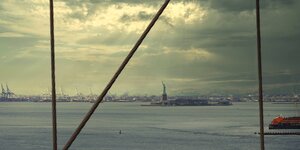 Die Freiheitsstatue in New York unter dramatischen Wolken