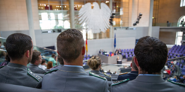 Bundeswehrsoldaten auf der Besuchertribüne des Bundestages