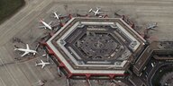 Der alte Flughafen Tegel von oben fotografiert: man kann gut die sechseckige Bauweise erkennen
