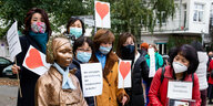 Vertreterinnen des Korea-Verbands protestieren gegen die Entfernung des Mahnmals