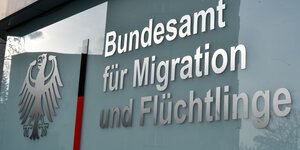 Das Türschild einer Außenstelle des Bundesamtes für Migration und Flüchtlinge mit Schriftzug und Bundesadler
