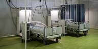 Krankenbetten in einem Notfallkrankenhaus