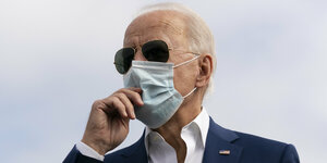 Joe Biden mit Mundschutz und Sonnebrille