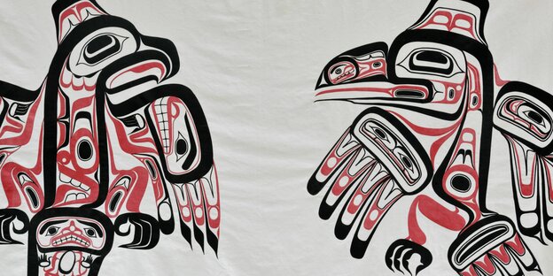 Auf einem Tuch gemalte Vögel im typischen Haida Stil