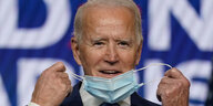 Jor Biden nimmt Coronamaske ab