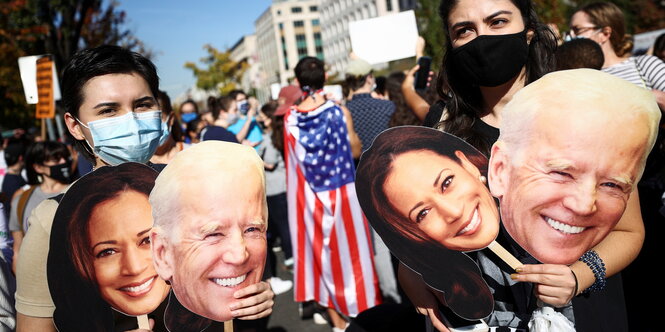 Fahne mit der Aufschrift "Biden" weht im Wind