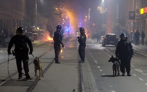 Hundeführer der Polizei sperren bei Ausschreitungen im Stadtteil Connewitz eine Straße. Hundeführer der Polizei sperren bei Ausschreitungen im Stadtteil Connewitz eine Straße.