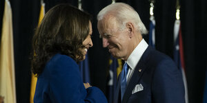 Der nächste US-Präsident Joe Biden und seine Vizepräsidentin Kamala Harris lächeln sich an