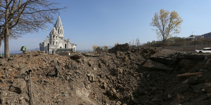 Die armenische Kathedrale von Schuscha neben einem Artilleriekrater