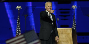 Joe Biden zeigt mit dem Finger in eine Richtung