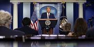Donald Trump im Presseraum vor JournalistInnen