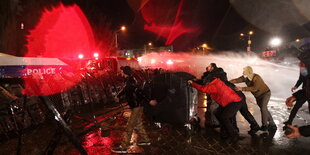 Tiflis am Sonntag: Die Polizei setzte Wasserwerfer und Tränengas gegen Demonstranten ein.