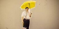 Der chinesische Präsident Xi Jinping als Foto an einer Hauswand mit einem gelben Schirm