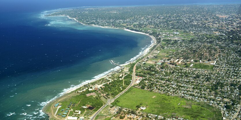 Pemba - eine Küstenstadt in Mosambik und der Indische Ozean aus der Vogelperspektive.