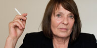 Die Schriftstellerin Monika Maron raucht während eines Interviews.