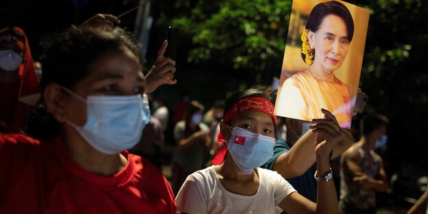 Anhängerinnen der Nationale Liga für Demokratie (NLD) halten ein Foto von Aung San Suu Kyi