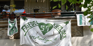 Friedel 54-Transparente hängen an einem Balkon