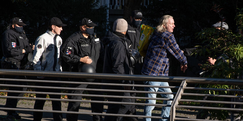 MÄnner gehen auf einen Fotografen los