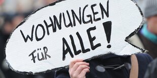 Protest auf einer Demo gegen Wohnungsnot